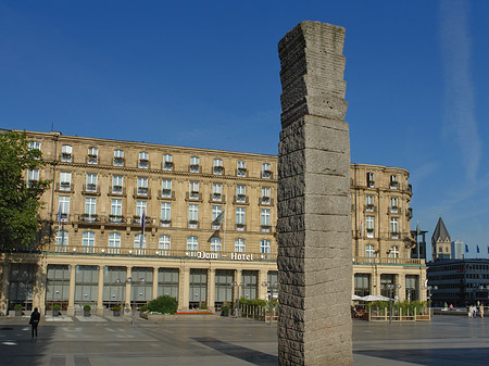 Foto Domhotel mit Säule