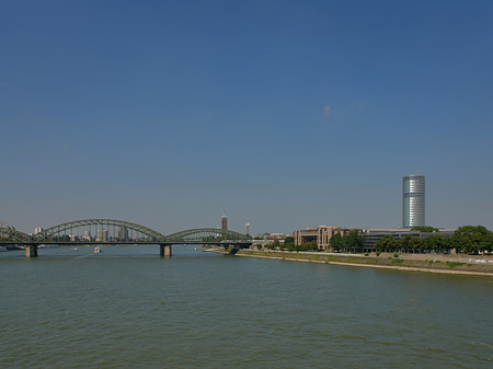 Hohenzollernbrücke führt zum Kennedyufer Fotos