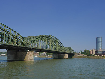 Hohenzollernbrücke reicht ans Kennedyufer Foto 