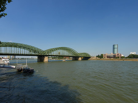 Hohenzollernbrücke reicht ans Kennedyufer Fotos