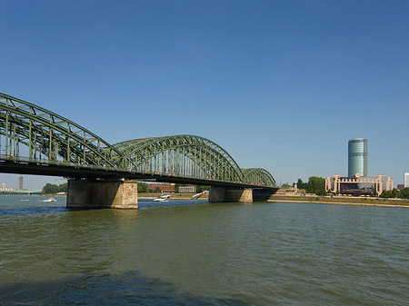 Hohenzollernbrücke reicht ans Kennedyufer Foto 