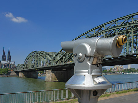 Fernrohr vor der Hohenzollernbrücke Fotos