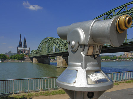 Fernrohr vor der Hohenzollernbrücke Fotos