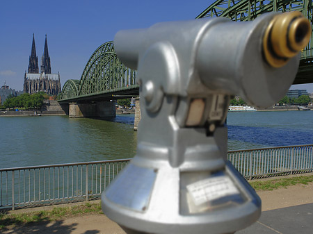 Fernrohr vor der Hohenzollernbrücke