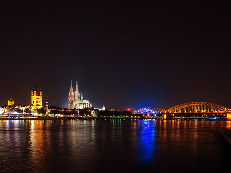 Kölner Dom hinter der Hohenzollernbrücke Fotos