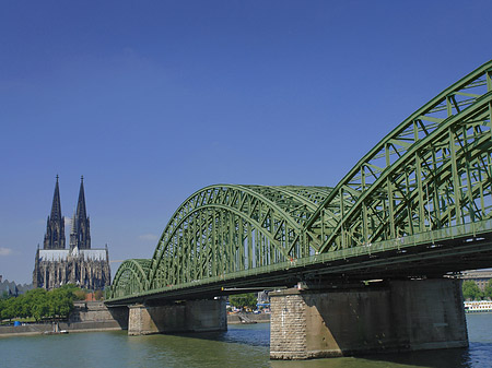 Hohenzollernbrücke am Kölner Dom Foto 