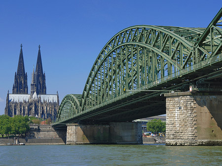 Hohenzollernbrücke am Kölner Dom Foto 