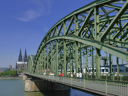 Hohenzollernbrücke beim Kölner Dom Foto 