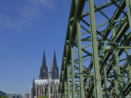 Hohenzollernbrücke beim Kölner Dom Foto 