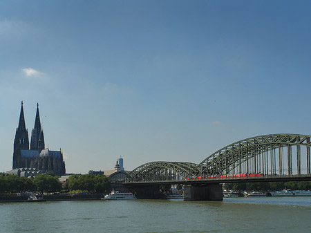 Hohenzollernbrücke neben Kölner Dom