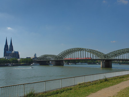 Hohenzollernbrücke neben Kölner Dom Fotos