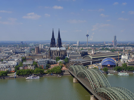 Hohenzollernbrücke und Kölner Dom aus der Ferne Foto 