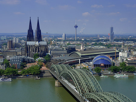 Hohenzollernbrücke und Kölner Dom aus der Ferne