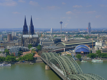 Hohenzollernbrücke und Kölner Dom aus der Ferne Foto 