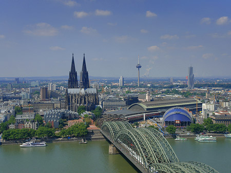 Hohenzollernbrücke und Kölner Dom aus der Ferne