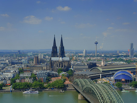 Fotos Hohenzollernbrücke und Kölner Dom aus der Ferne | Köln