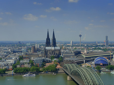 Hohenzollernbrücke und Kölner Dom aus der Ferne