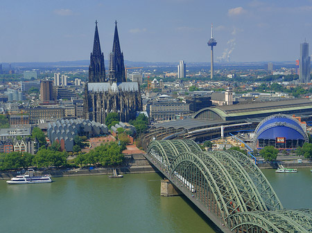 Fotos Hohenzollernbrücke und Kölner Dom aus der Ferne