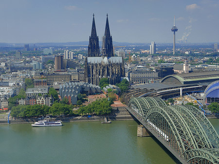 Foto Hohenzollernbrücke und Kölner Dom aus der Ferne