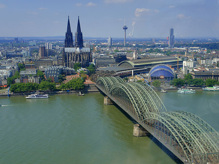 Fotos Hohenzollernbrücke und Kölner Dom aus der Ferne | Köln