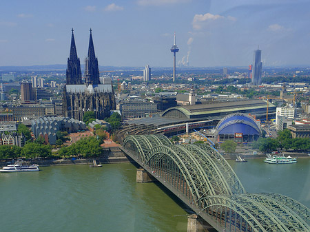 Hohenzollernbrücke und Kölner Dom aus der Ferne