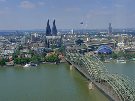 Hohenzollernbrücke und Kölner Dom aus der Ferne Fotos