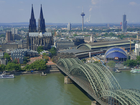 Foto Hohenzollernbrücke und Kölner Dom aus der Ferne - Köln