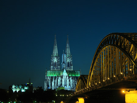 Kölner Dom hinter der Hohenzollernbrücke