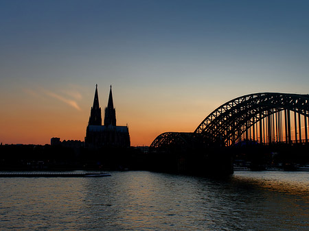 Foto Kölner Dom hinter der Hohenzollernbrücke - Köln