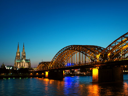 Kölner Dom hinter der Hohenzollernbrücke Fotos