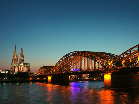 Kölner Dom hinter der Hohenzollernbrücke Fotos