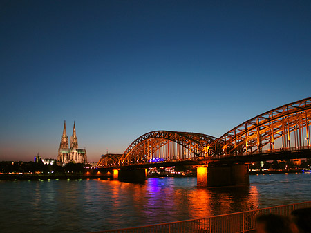 Kölner Dom hinter der Hohenzollernbrücke Fotos