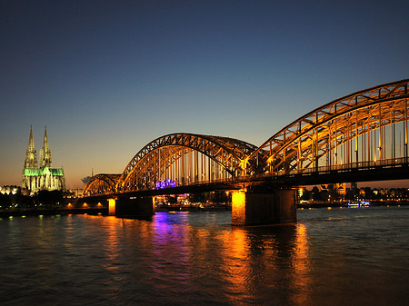 Kölner Dom hinter der Hohenzollernbrücke