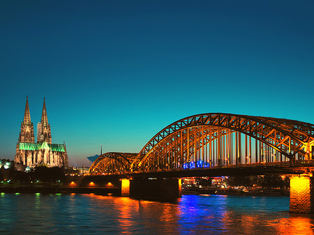 Foto Kölner Dom hinter der Hohenzollernbrücke