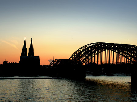 Fotos Kölner Dom hinter der Hohenzollernbrücke