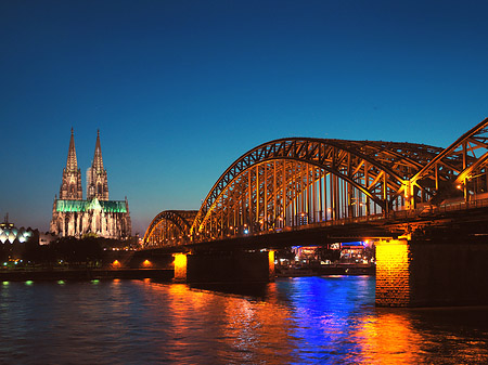 Kölner Dom hinter der Hohenzollernbrücke Fotos