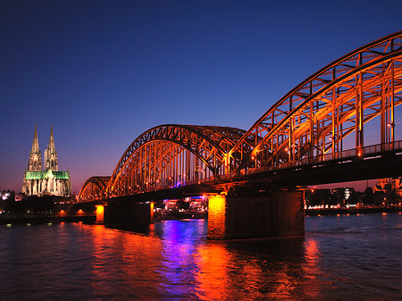 Fotos Kölner Dom hinter der Hohenzollernbrücke