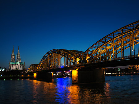 Foto Kölner Dom hinter der Hohenzollernbrücke - Köln