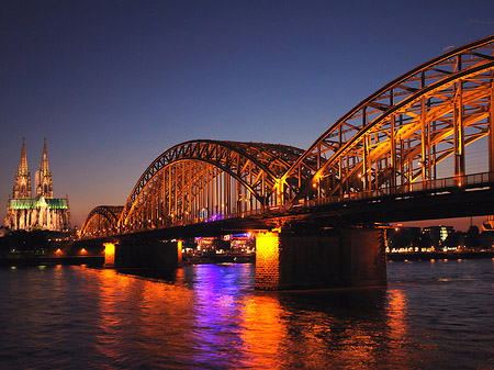 Foto Kölner Dom hinter der Hohenzollernbrücke