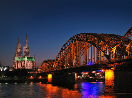 Foto Kölner Dom hinter der Hohenzollernbrücke - Köln