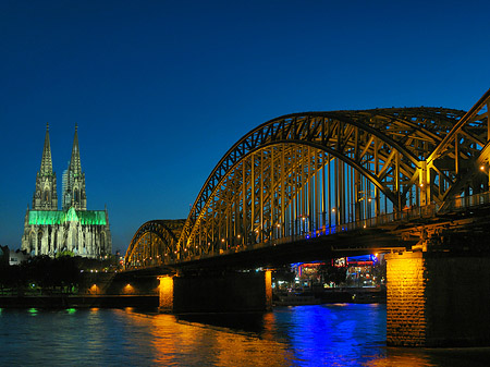 Foto Kölner Dom hinter der Hohenzollernbrücke - Köln