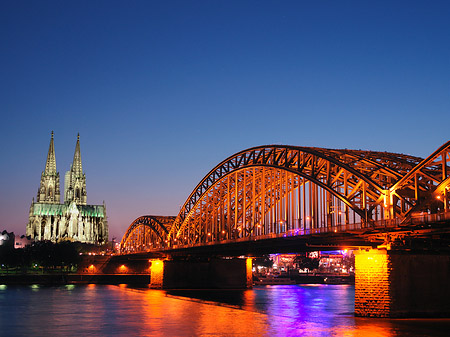 Kölner Dom hinter der Hohenzollernbrücke Fotos