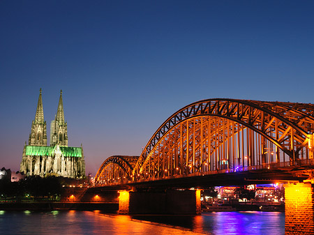 Kölner Dom hinter der Hohenzollernbrücke