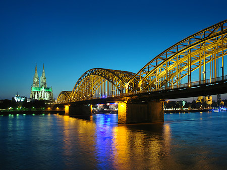 Kölner Dom hinter der Hohenzollernbrücke Foto 