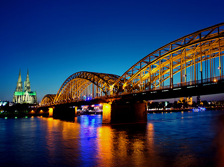 Foto Kölner Dom hinter der Hohenzollernbrücke - Köln