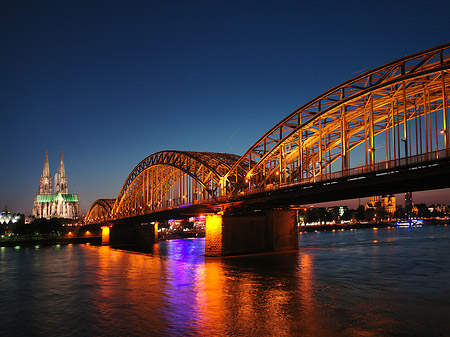 Kölner Dom hinter der Hohenzollernbrücke