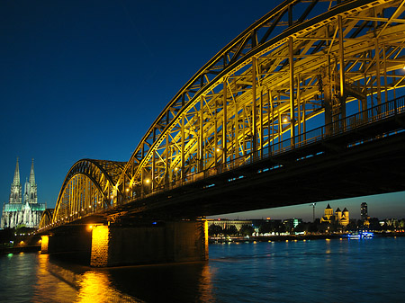 Fotos Kölner Dom hinter der Hohenzollernbrücke