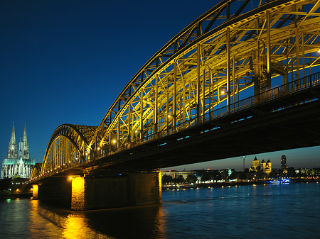 Foto Kölner Dom hinter der Hohenzollernbrücke