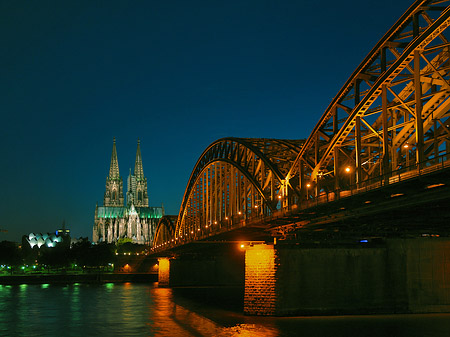 Foto Kölner Dom hinter der Hohenzollernbrücke - Köln