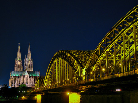 Foto Kölner Dom hinter der Hohenzollernbrücke